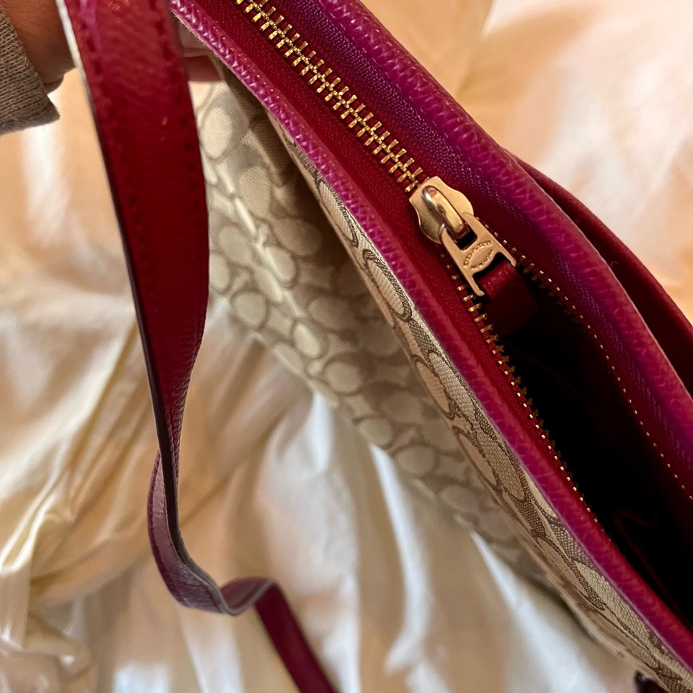 Coach Signature Crossbody - Picture 8 of 9